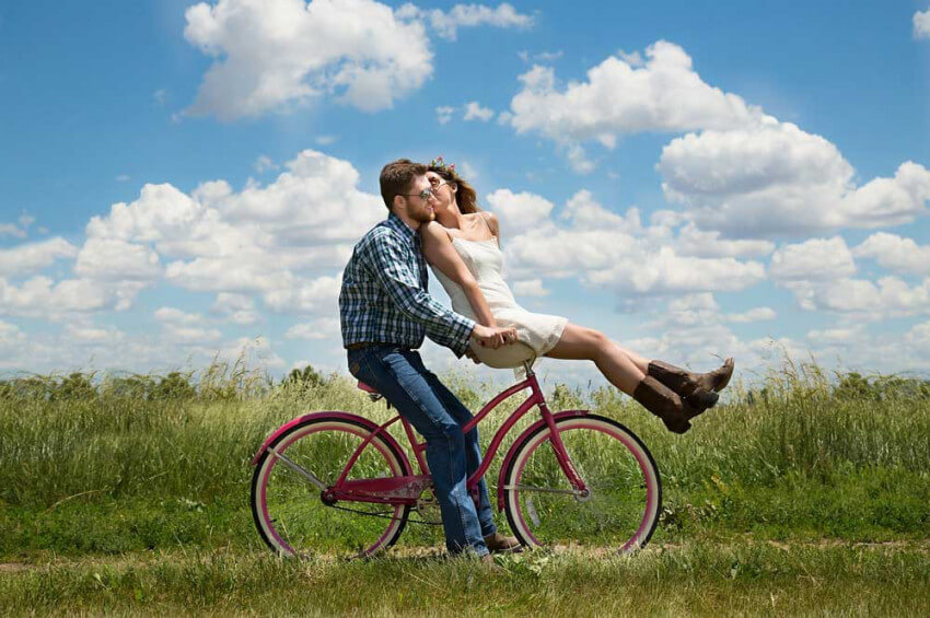 Askhole: 36+ Fragen zum Verlieben, neu verlieben. Beim Date Nähe und Vertrauen zum Partner schaffen