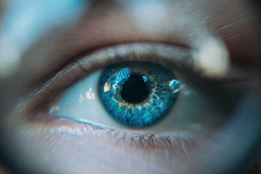 Die berührende Wahrheit hinter dem Augenkontakt-Experiment – Das Eye-Contact-Experiment verbindet Menschen ohne Worte und erweckt Emotionenströmungen