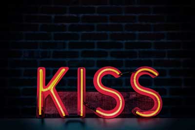 Muss man wissen! 70 wissenswerte Fakten über Küssen, Knutschen & Rummachen – Informative, unglaubliche und Amüsante Wahrheiten rund um den Kuss